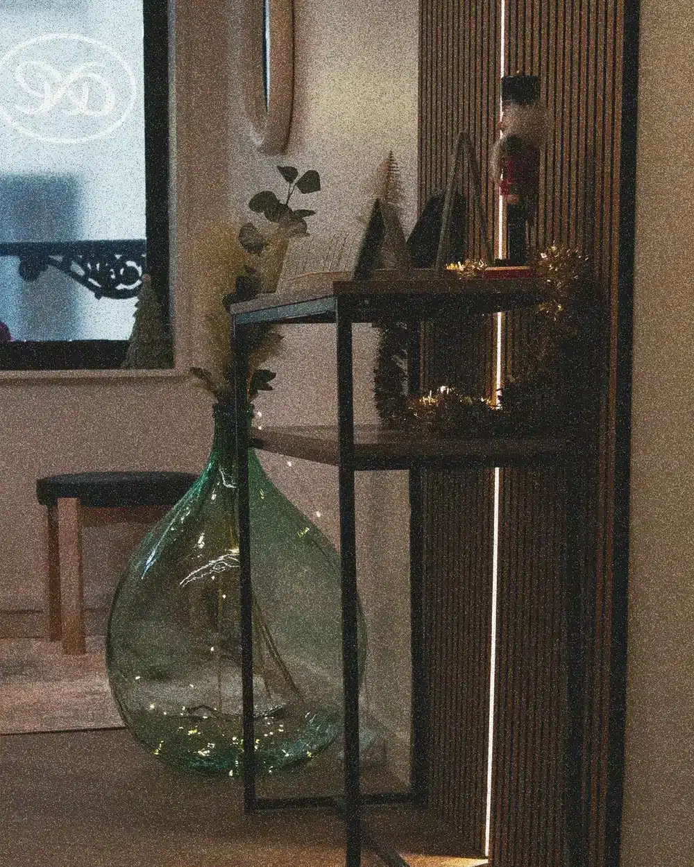Intérieur de la boutique Aeterna à Bruxelles, lumière chaude.