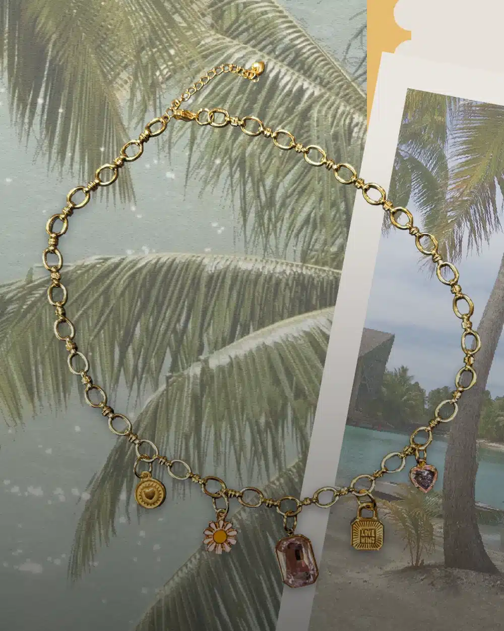 Collier à charms doré posé sur un collage de palmiers et de photos de plage.